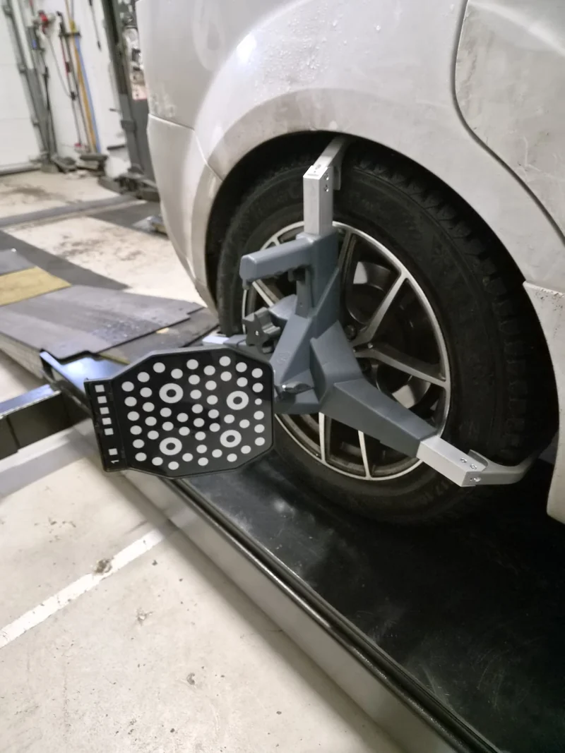 Pyörään kiinnitetty suuntauskohde ja kiinnike korjaamossamme.
